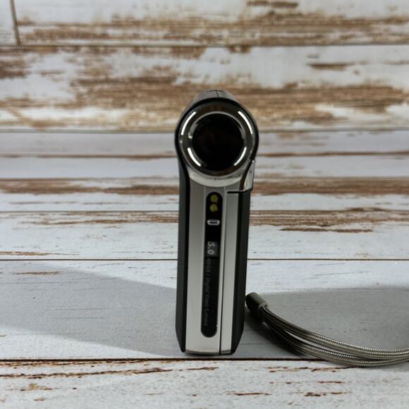 Traveler Compact DV5000 HD Digital Video Camera – Black | 5 MP | 8× Digital Zoom - Picture 2 of 4